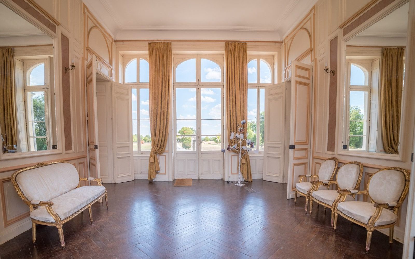 salon lumineux porte fenêtre château de Vair